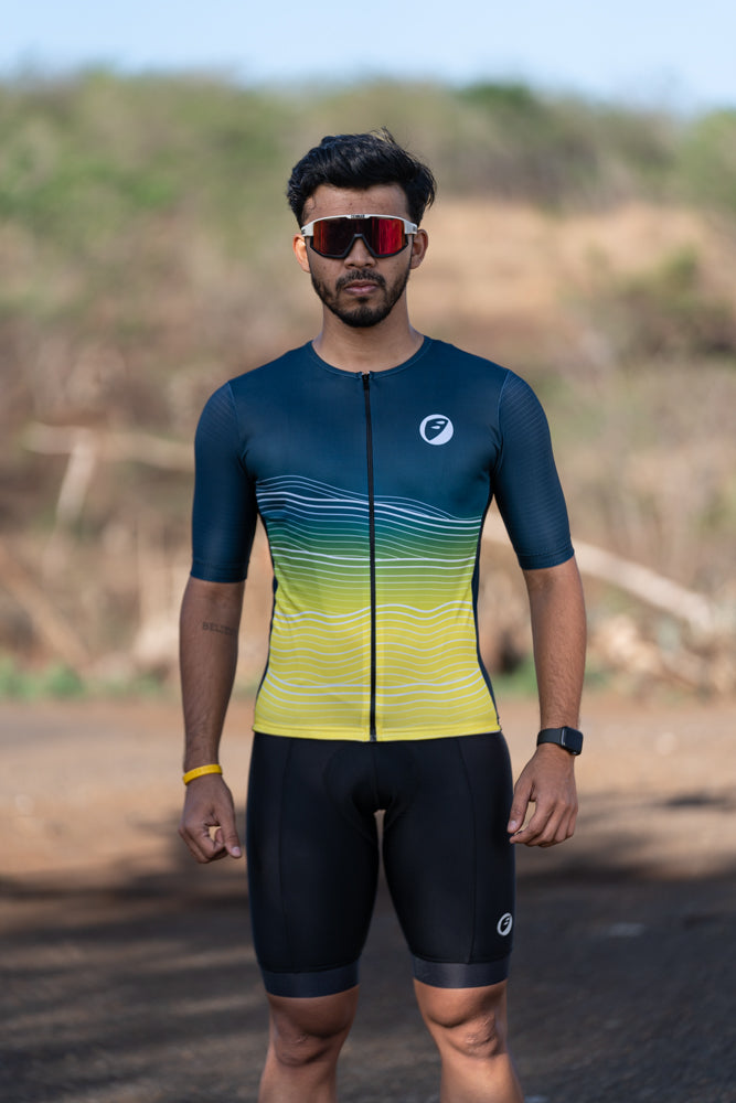 Man wearing Araku Snug-fit Cycling jersey - Front view