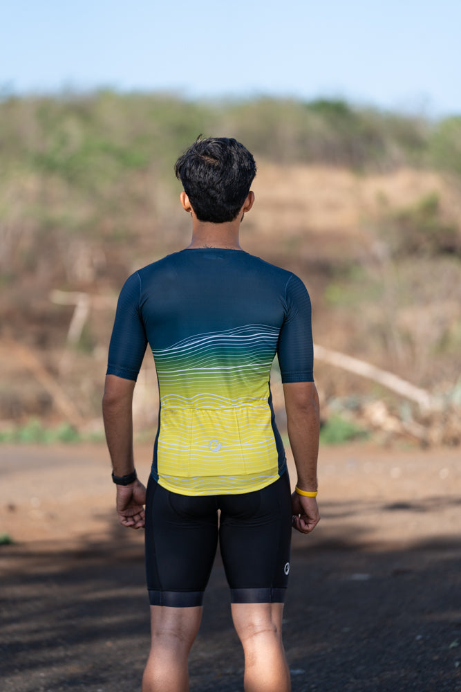 Man wearing Araku Snug-fit cycling jersey - Back view