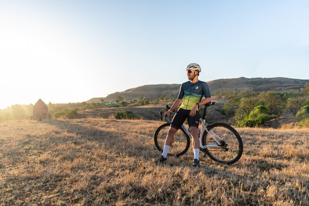 Cyclist Man wearing Araku Snug-fit cycling jersey
