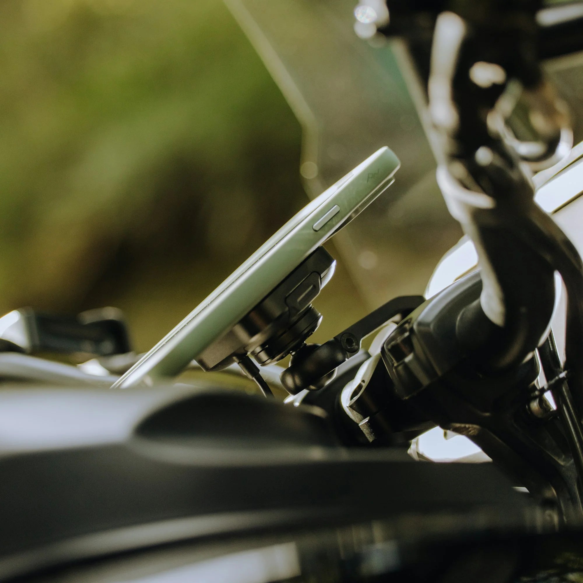 Peak Design Mobile Motorcycle Bar Mount Charging Locking Qi2 (Black)