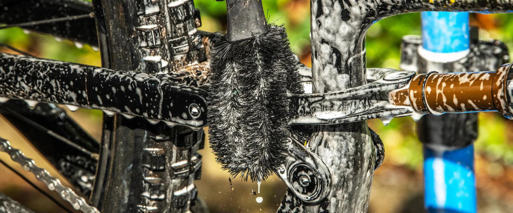 Muc-Off Two Pronged Brush